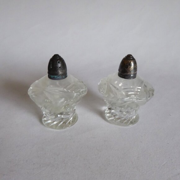 VINTAGE RAIMOND LEADED CRYSTAL & SILVER PLATED SALT & PEPPER SHAKER SET (USED) - Picture 2 of 9